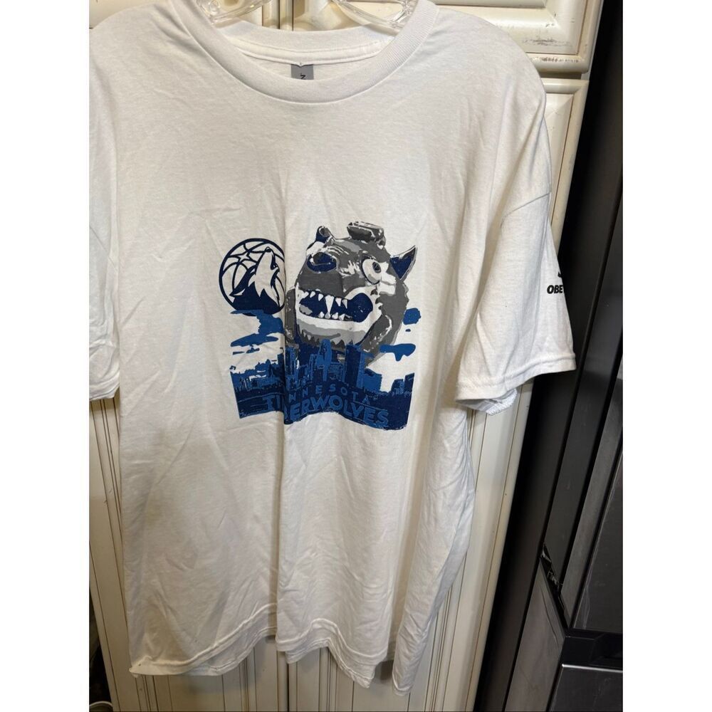 Gildan Men’s Minnesota Timberwolves Mascot Skyline T-Shirt Blue White XL